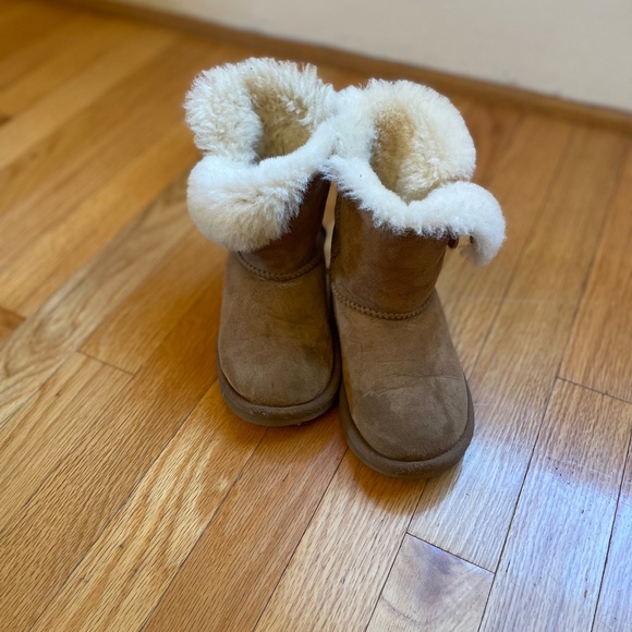 Kids Gently Used UGG Mini Bailey Button II Boot Size 12 in Chestnut